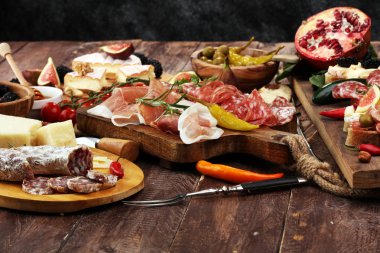 İtalyan antipasti şarap aperatifler küme. Peynir çeşitli, Mediterranean