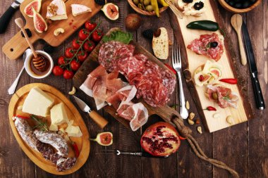 İtalyan antipasti şarap aperatifler küme. Peynir çeşitli, Mediterranean