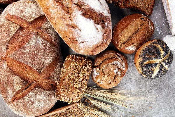 Different kinds of bread and bread rolls. Kitchen or bakery post — Stock Photo, Image