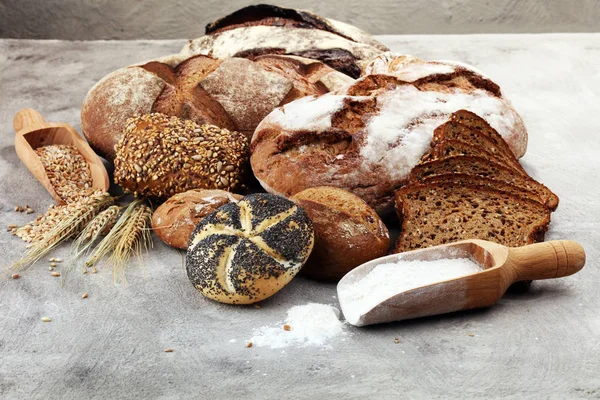 Différents types de pains et petits pains. Poteau de cuisine ou de boulangerie — Photo