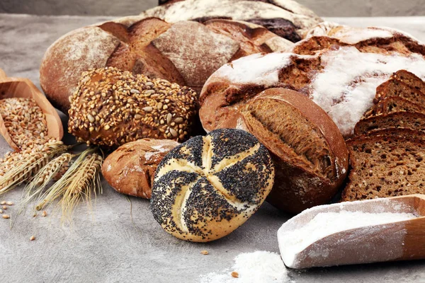 Различные виды хлеба и булочек. Кухня или булочная — стоковое фото