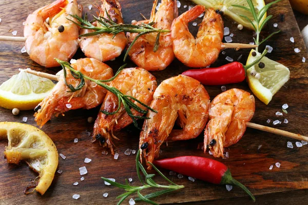 Grilled shrimp skewers. Seafood, shelfish. Shrimps Prawns skewer — Stock Photo, Image