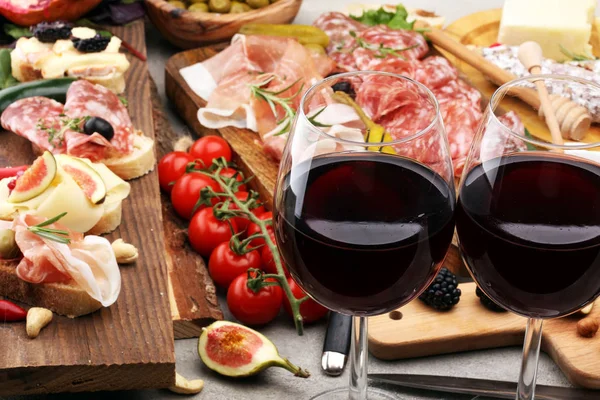 Olasz antipasti bor snack készlet. Sajt többféle, mediterrán — Stock Fotó