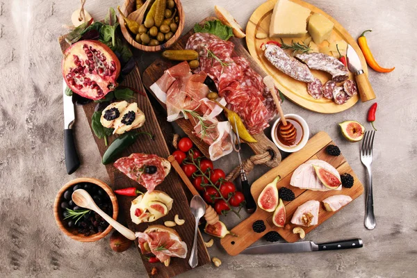 Italiaanse antipasti, wijn hapjes set. Verscheidenheid van kaas, mediterrane — Stockfoto