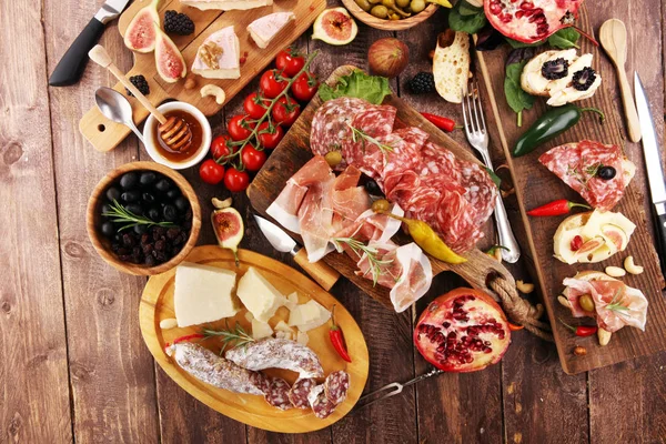 Italiaanse antipasti, wijn hapjes set. Verscheidenheid van kaas, mediterrane — Stockfoto