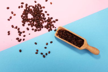 kahve çekirdekleri lat renkli kağıda yatıyordu. Kavrulmuş kahve çekirdekleri kavramı.