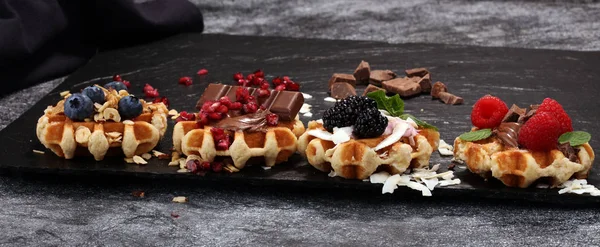 Belçika waffle nar ve ahududu, ev yapımı sağlık — Stok fotoğraf