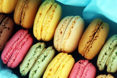 Bademli kurabiye veya macarons bir kutu içinde farklı türleri