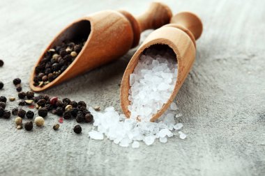 ahşap kürek üzerinde kaba tuz ve karışık karabiber