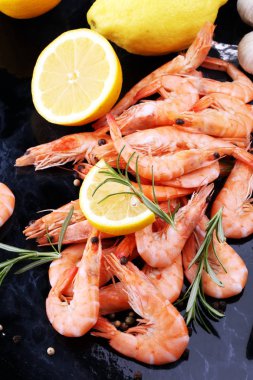Ham taze karides Langostino Austral. limon ile deniz ürünleri karides bir