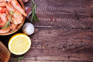 Ham taze karides Langostino Austral. limon ile deniz ürünleri karides bir