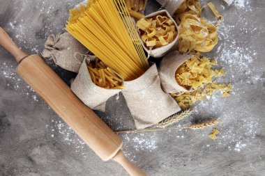 Makarna rustik gri arka plan üzerine çeşitli karışımı. Diyet ve gıda co