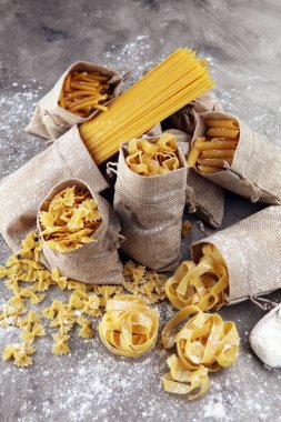 Makarna rustik gri arka plan üzerine çeşitli karışımı. Diyet ve gıda co