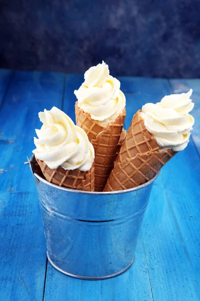 Ванільний заморожений йогурт або м'яке морозиво у вафельному конусі . — стокове фото