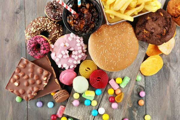 Egészségtelen termékek. élelmiszer rossz alak, bőr, szív és fogak. — Stock Fotó