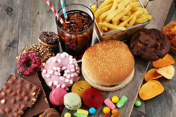 Niezdrowe produkty. jedzenie złe dla figury, skóry, serca i zębów. — Zdjęcie stockowe