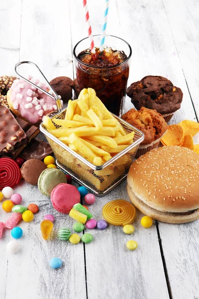 Nezdravé výrobky. jídlo špatné pro postavu, kůži, srdce a zuby. — Stock fotografie