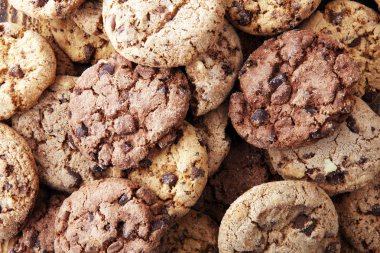 Tahta masada çikolatalı kurabiyeler. Çikolata parçacıklı kurabiye..