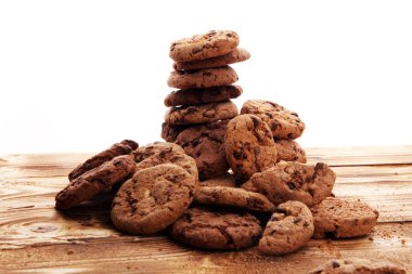 Tahta masada çikolatalı kurabiyeler. Çikolata parçacıklı kurabiye..