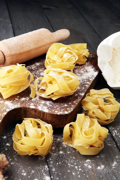Hacer pasta casera linguine en mesa de cocina rústica con flou — Foto de Stock