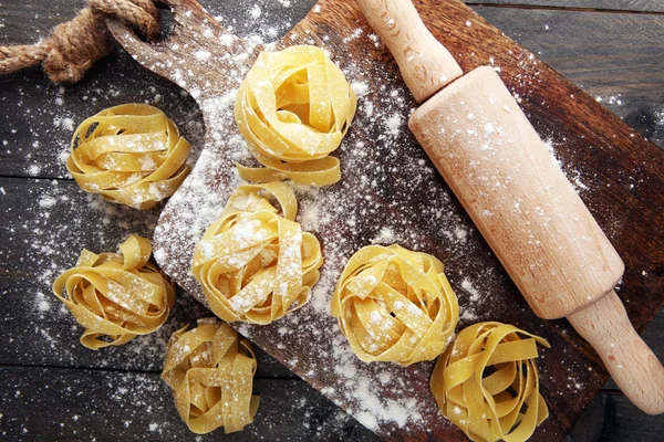 Hacer pasta casera linguine en mesa de cocina rústica con flou — Foto de Stock