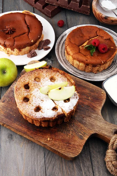 Huisgemaakte cheesecake, appeltaart en chocolade cheesecakedessert - — Stockfoto