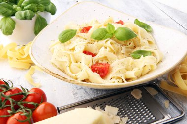 fettucine makarna beyaz krema sos domates ve fesleğen beyaz ile