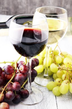 Gözlük şarap ve üzüm ahşap arka plan üzerinde. Kırmızı ve beyaz w