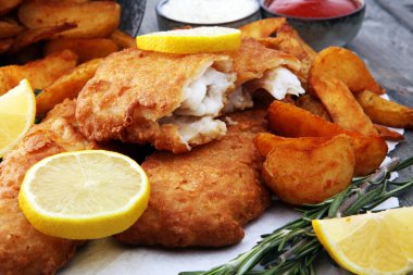 geleneksel İngiliz balık ve kızartma patates ve limon ile.