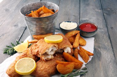 geleneksel İngiliz balık ve kızartma patates ve limon ile.