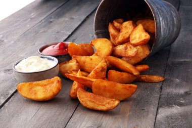 Ketçap ve mayonez ahşap backgr tarih ile patates kızartması