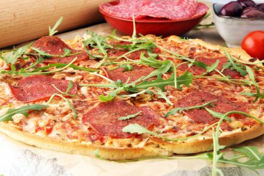 Amiri peynirli taze pişmiş pepperoni pizza pizza 