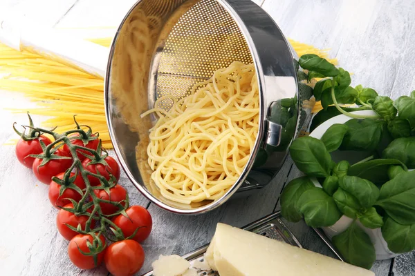 意大利面, 番茄, 罗勒和干酪在木质 bac — 图库照片