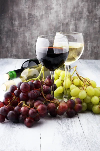 Copos de vinho e uvas sobre fundo de madeira. vermelho e branco w — Fotografia de Stock
