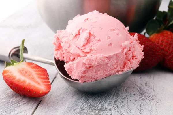 Вкусное клубничное мороженое со свежей клубникой — стоковое фото