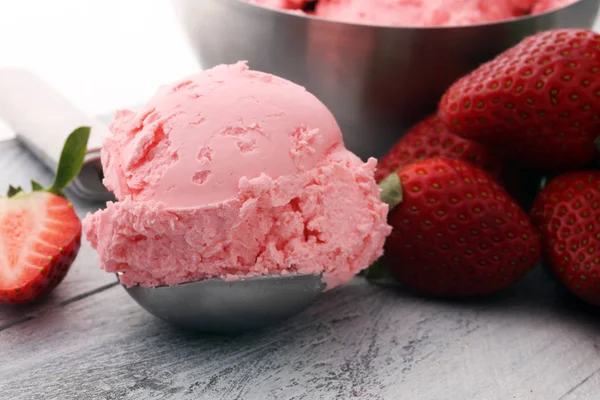 Délicieuse cuillère à glace aux fraises fraîches — Photo