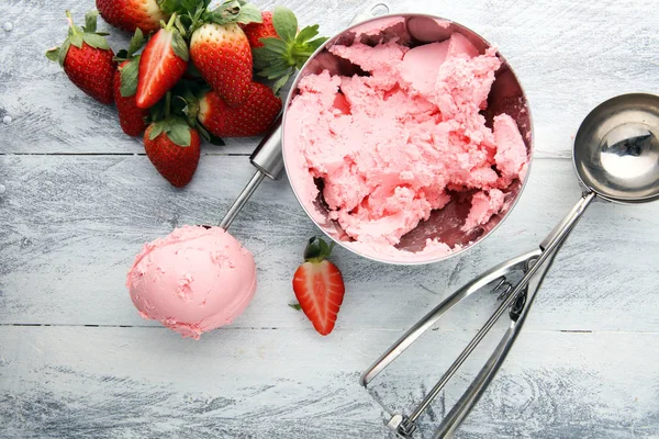 Вкусное клубничное мороженое со свежей клубникой — стоковое фото