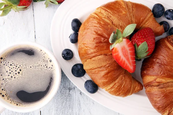 Café y croissant y frutas con granos de café. desayuno ene — Foto de Stock