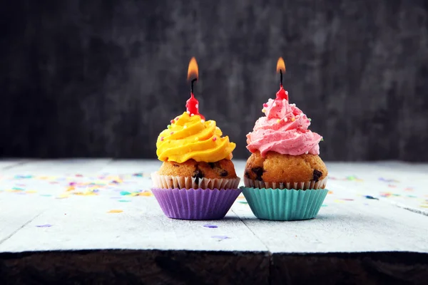 Cupcakes saborosos no fundo de madeira. Bolo de aniversário em arco-íris — Fotografia de Stock
