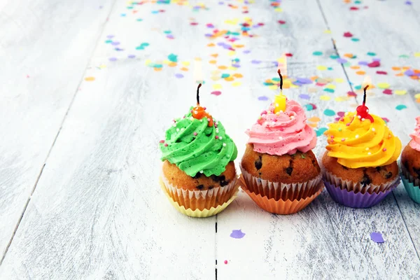 Ízletes cupcakes a fából készült háttér. Birthday cupcake szivárvány — Stock Fotó
