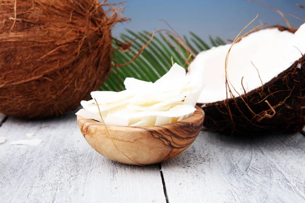 Куча тертого кокоса на деревянном фоне. кокосовые хлопья — стоковое фото