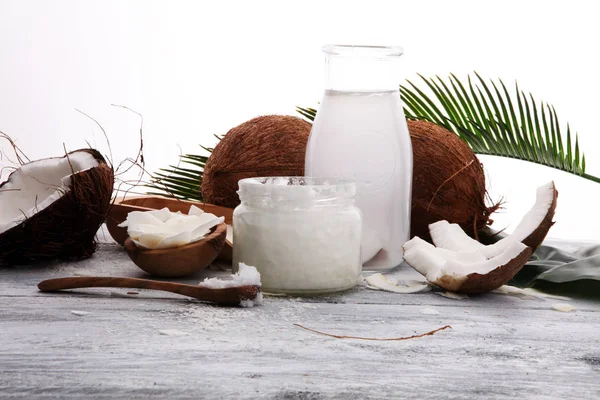 Produtos de coco com coco fresco, flocos de coco, água e o — Fotografia de Stock