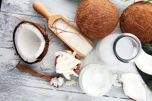 Coconut produkter med färsk kokos, kokosflingor, vatten och o — Stockfoto