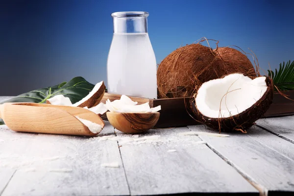 Produtos de coco com coco fresco, flocos de coco, água e o — Fotografia de Stock