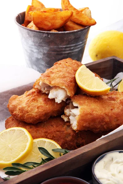 Pesce e patatine fritte tradizionali inglesi con patate e limone . — Foto Stock