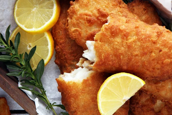 Hagyományos brit hal és hasábburgonya-val a burgonya és a citrom. — Stock Fotó