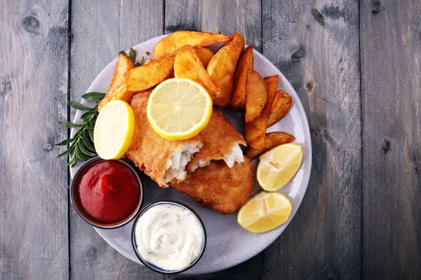 Pesce e patatine fritte tradizionali inglesi con patate e limone . — Foto Stock