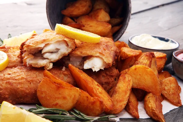 Pesce e patatine fritte tradizionali inglesi con patate e limone . — Foto Stock