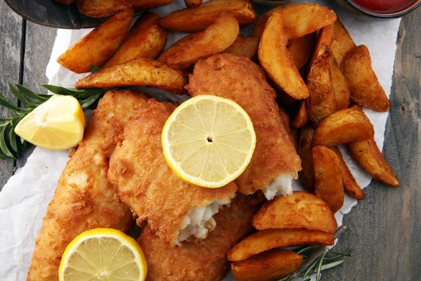 Pesce e patatine fritte tradizionali inglesi con patate e limone . — Foto Stock