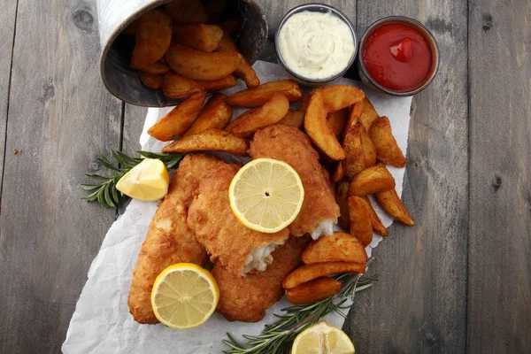 Traditional British fish and chips with potato and lemon. — Stock Photo, Image